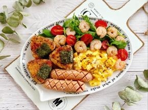 最后把所有食材摆盘，完成。