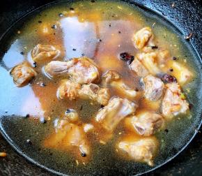 添加适量清水大火炖起来