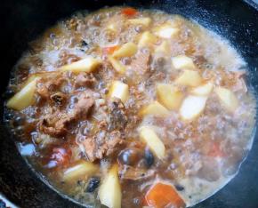 炖至九成熟时放入盐和味精改成小火慢炖