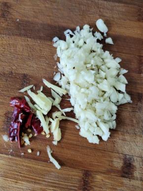 蒜瓣剁成蒜末，生姜切成丝，干辣椒切成段备用！