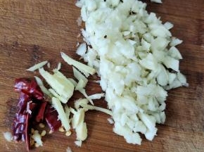 蒜瓣剁成蒜末，生姜切成丝，干辣椒切成段备用！