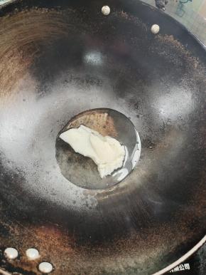 锅烧热，放入适量的猪油融化！