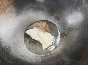 锅烧热，放入适量的猪油融化！