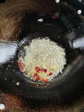 放入蒜末，生姜，干辣椒爆香！