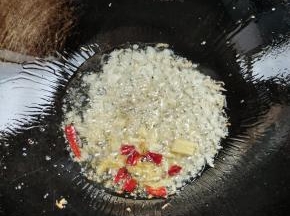 放入蒜末，生姜，干辣椒爆香！
