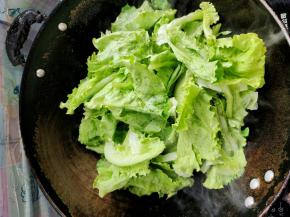 放入生菜翻炒均匀！