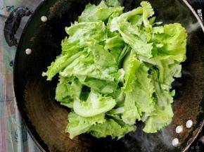 放入生菜翻炒均匀！