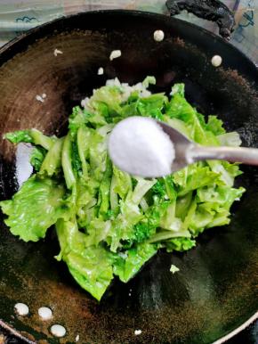 放入少许盐调味儿！