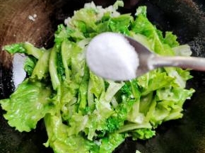 放入少许盐调味儿！