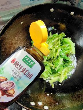 放入一勺太太乐鲍汁蚝油翻炒均匀！