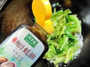 放入一勺太太乐鲍汁蚝油翻炒均匀！