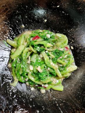 起锅前放入适量的水淀粉芶薄芡即可！