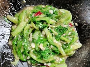 起锅前放入适量的水淀粉芶薄芡即可！