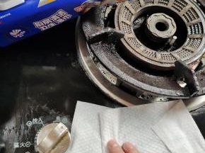 炒好菜，顺手用维达厨房湿巾把灶台擦干净！（轻轻一擦，灶台就干净了，一点儿油污也没有，而且用起来也很方便呢！）