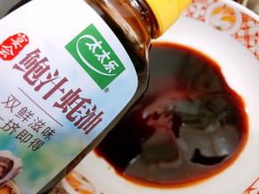 蚝油和白糖，加入2勺清水搅拌均匀