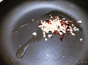 锅里加入少许植物油，油热后加入蒜末和干辣椒碎翻炒出香味