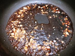 翻炒出蒜香味后倒入调好的酱汁煮开