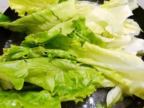 锅里加入清水，淋上几滴植物油，水开后放入生菜