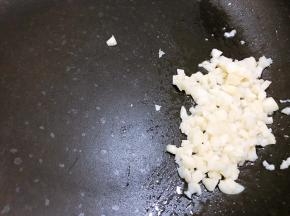 锅里加入少许植物油和蒜末