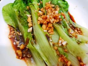 把酱汁淋在生菜上即可