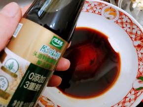 碗里加入生抽