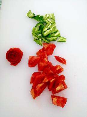 青椒和西红柿洗干净，青椒去籽，西红柿去皮都切成块备用
