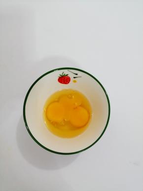 鸡蛋打入碗中，搅拌均匀