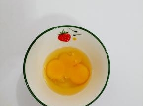 鸡蛋打入碗中，搅拌均匀