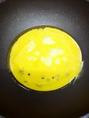 锅里加入少许的油烧热后，把鸡蛋倒入锅中，炒熟盛出备用