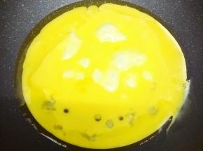 锅里加入少许的油烧热后，把鸡蛋倒入锅中，炒熟盛出备用
