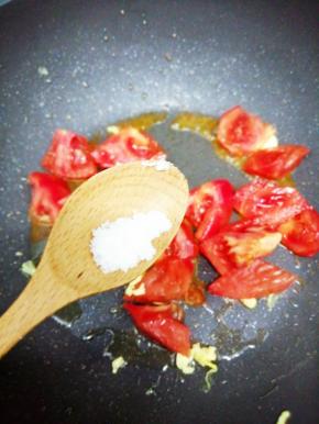 加入盐炒出西红柿汁