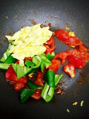 加入青椒和炒熟的鸡蛋，翻炒片刻