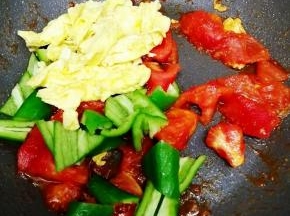 加入青椒和炒熟的鸡蛋，翻炒片刻
