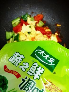 再加入鸡精翻炒均匀即可关火出锅