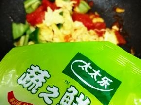 再加入鸡精翻炒均匀即可关火出锅