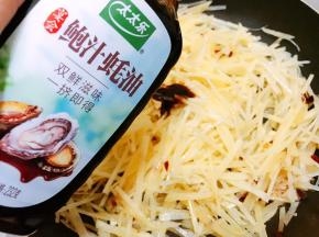加入蚝油，盐调味