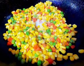 放入盐和味精改成小火炒匀