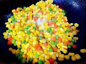 放入盐和味精改成小火炒匀