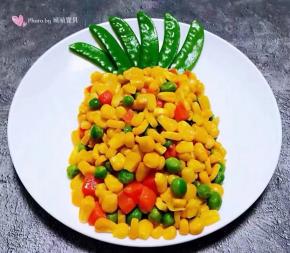 处理好的荷兰豆拌入盘中成菠萝状就大功告成了