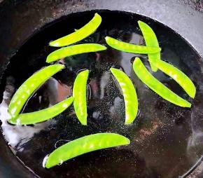 荷兰豆摘去两端的筋冲洗后放入开水中焯水断生后立即放入冷水中过凉再沥干水份