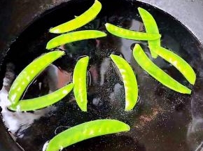 荷兰豆摘去两端的筋冲洗后放入开水中焯水断生后立即放入冷水中过凉再沥干水份