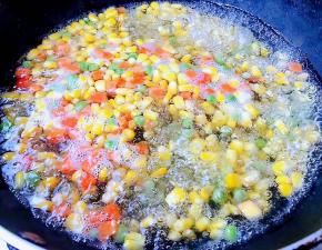 锅中烧开水放入玉米粒、青豆、胡萝卜焯水断生