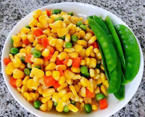 准备原材料荷兰豆玉米粒备用