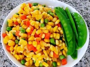 准备原材料荷兰豆玉米粒备用
