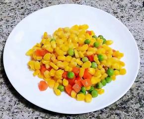 炒好的玉米粒青豆胡萝卜装入盘中