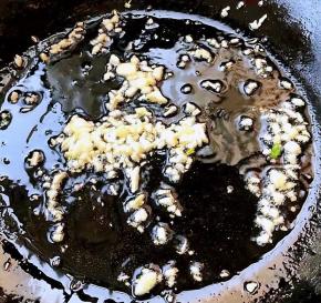 锅中倒入底油加热放入蒜粒爆香