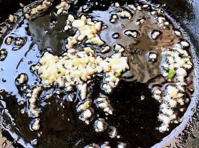 锅中倒入底油加热放入蒜粒爆香