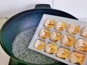 锅中水烧开下云吞。