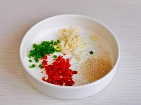 葱花+蒜末+辣椒粉+白芝麻。