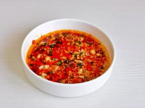 加入盐，糖，生抽，米醋搅拌均匀。